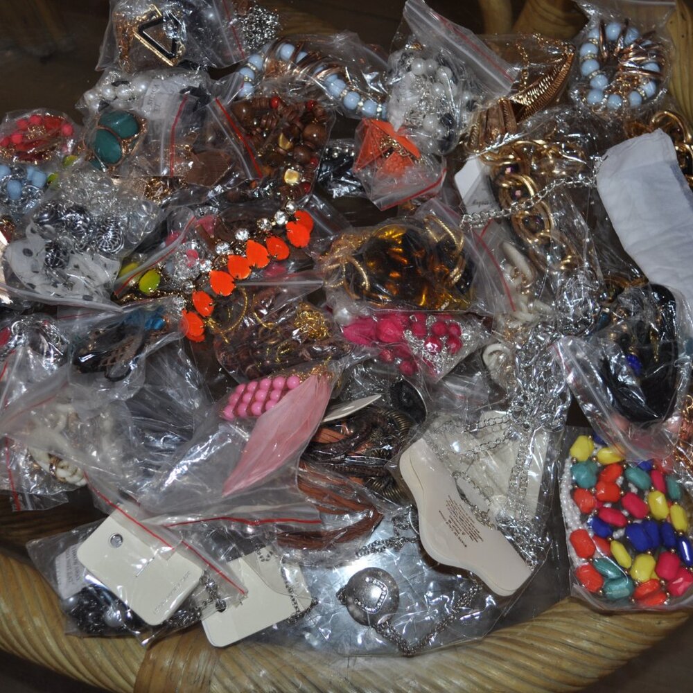 Jewelry Lot fashion necklace all new 80 Pcs diferent styles with tags